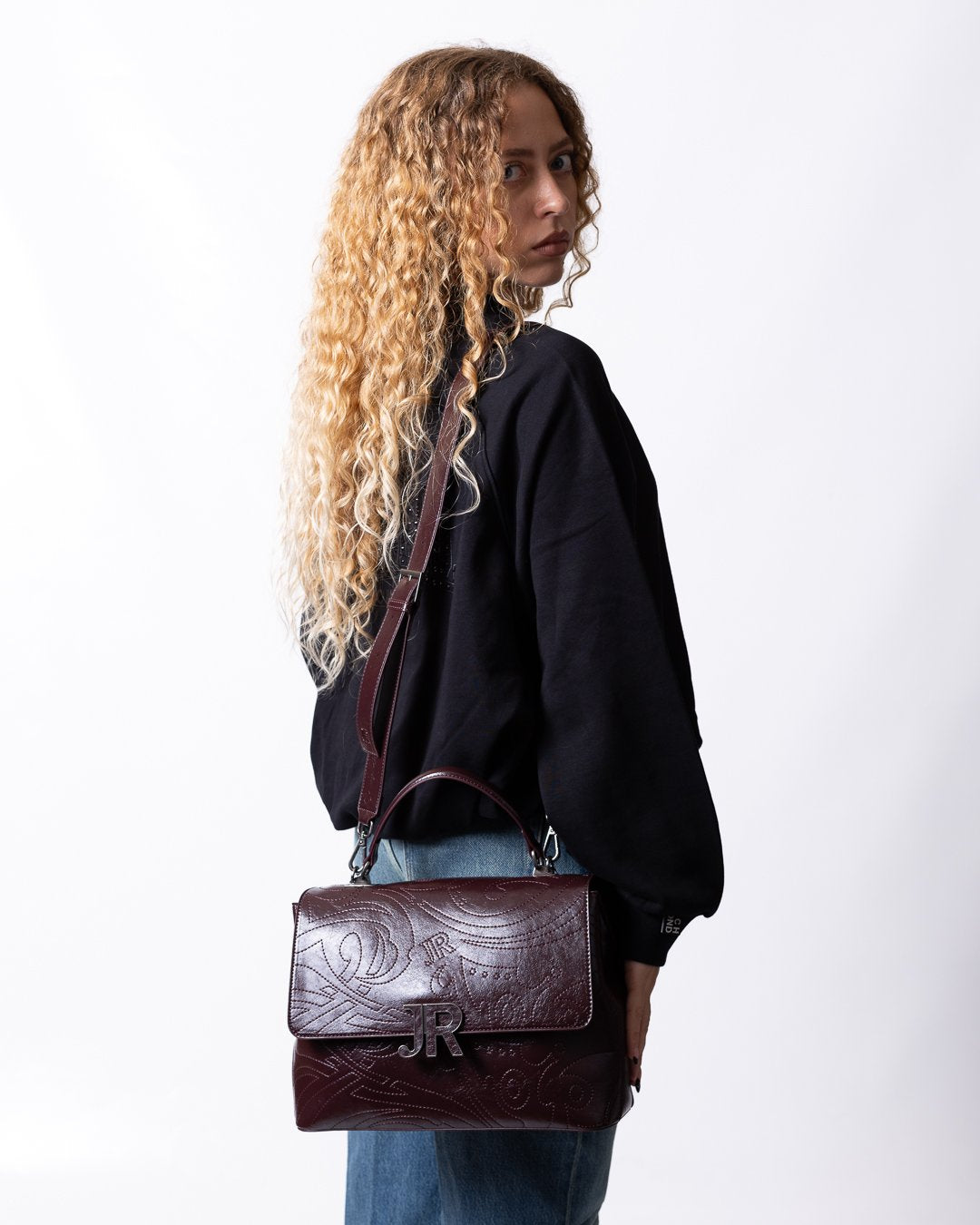 Borsa John Richmond con logo "JR" in pelle dalla finitura lucida e grafica in ricamo