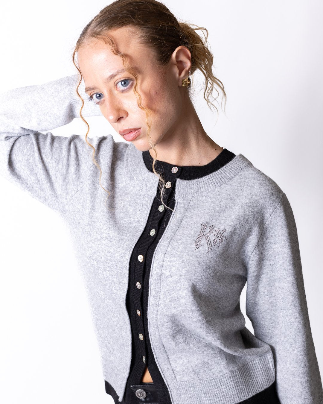 Cardigan Richmond X con logo frontale impreziosito da applicazioni