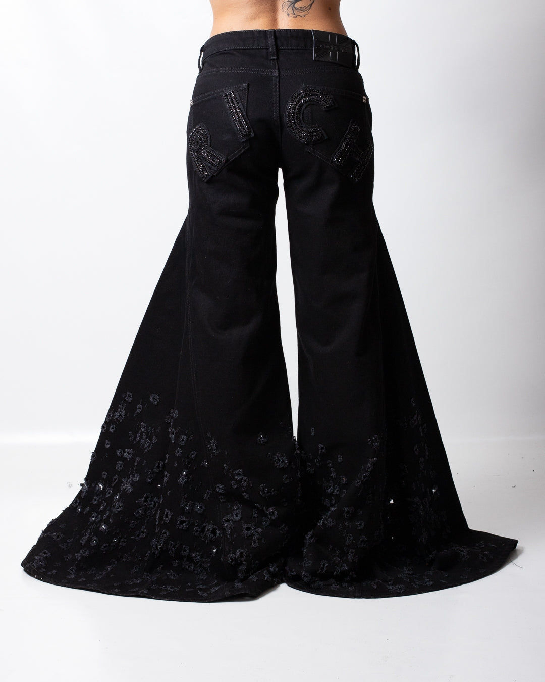 Jeans John Richmond a gamba larga con strappi e logo patch donna