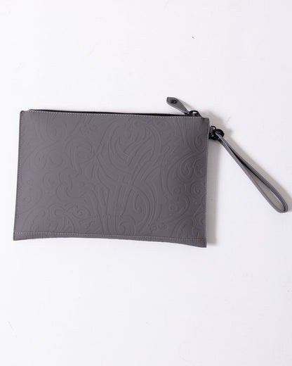 Pochette John Richmond texture in rilievo dalla finitura opaca e logo "JR" applicato