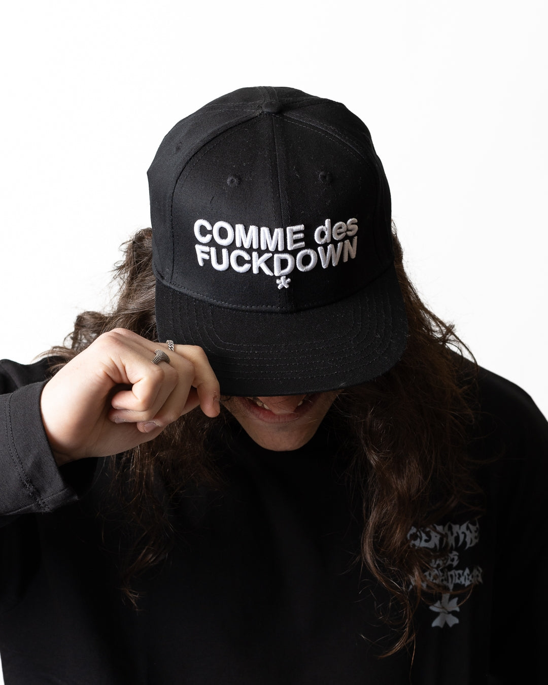 Cappello Comme des Fuckdown con visiera e ricamo
