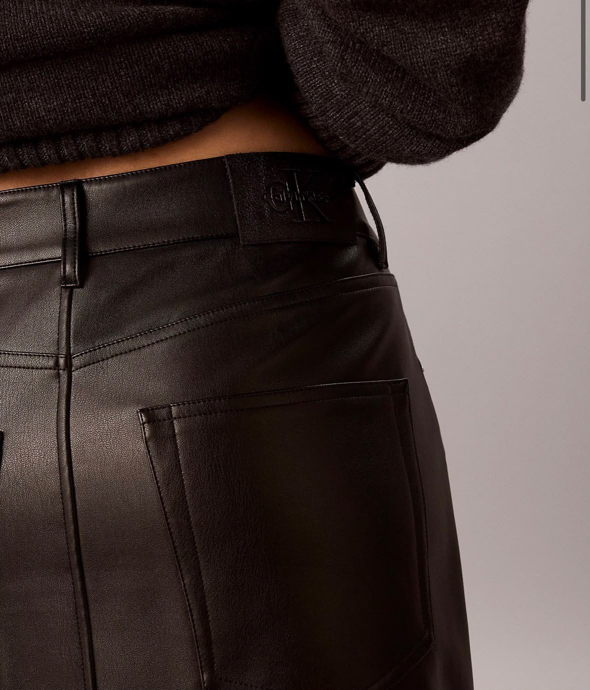 Gonna Calvin Klein Jeans in ecopelle con logo patch