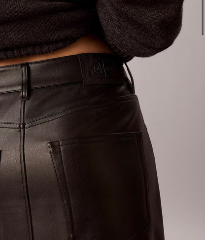 Gonna Calvin Klein Jeans in ecopelle con logo patch