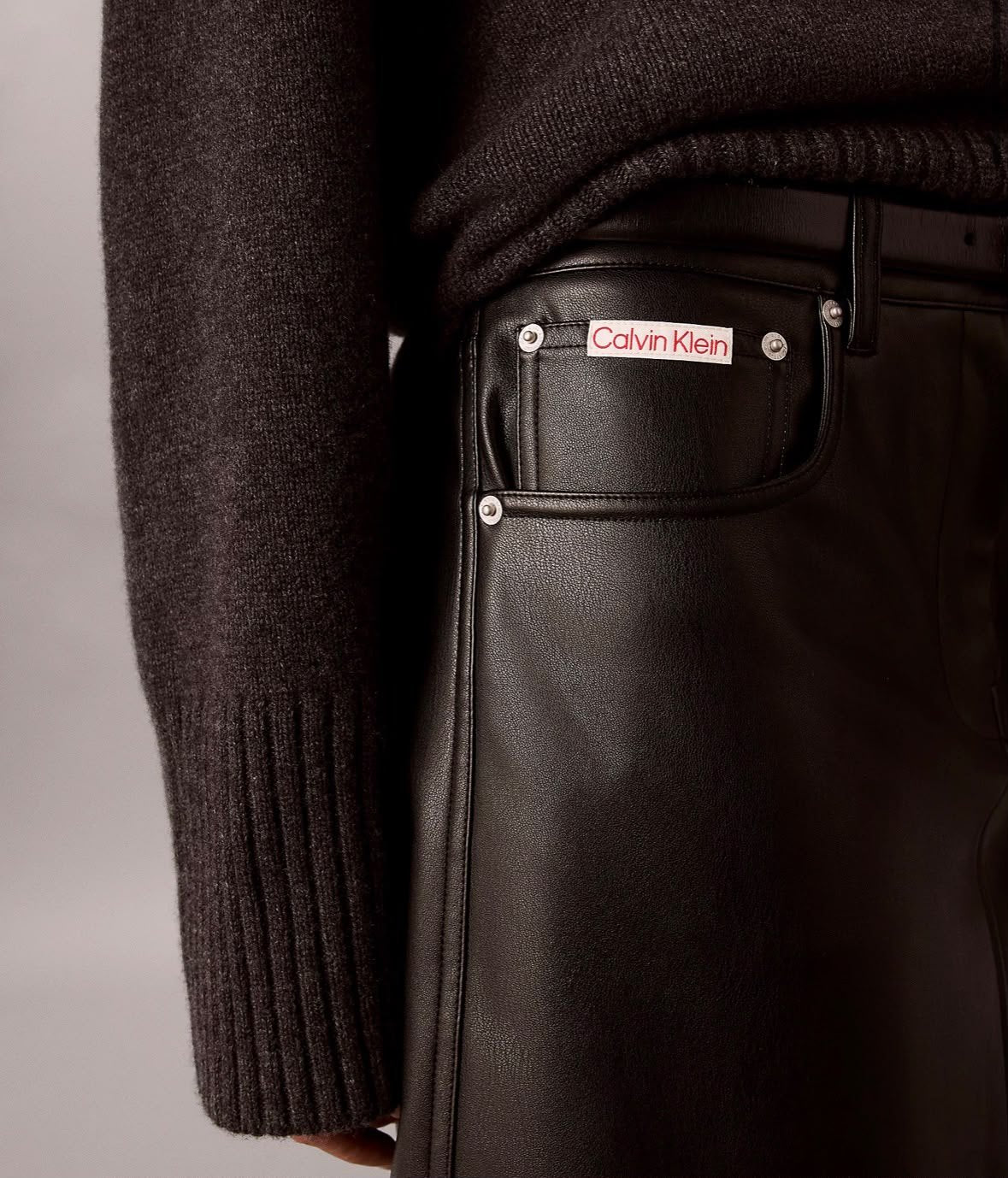 Gonna Calvin Klein Jeans in ecopelle con logo patch