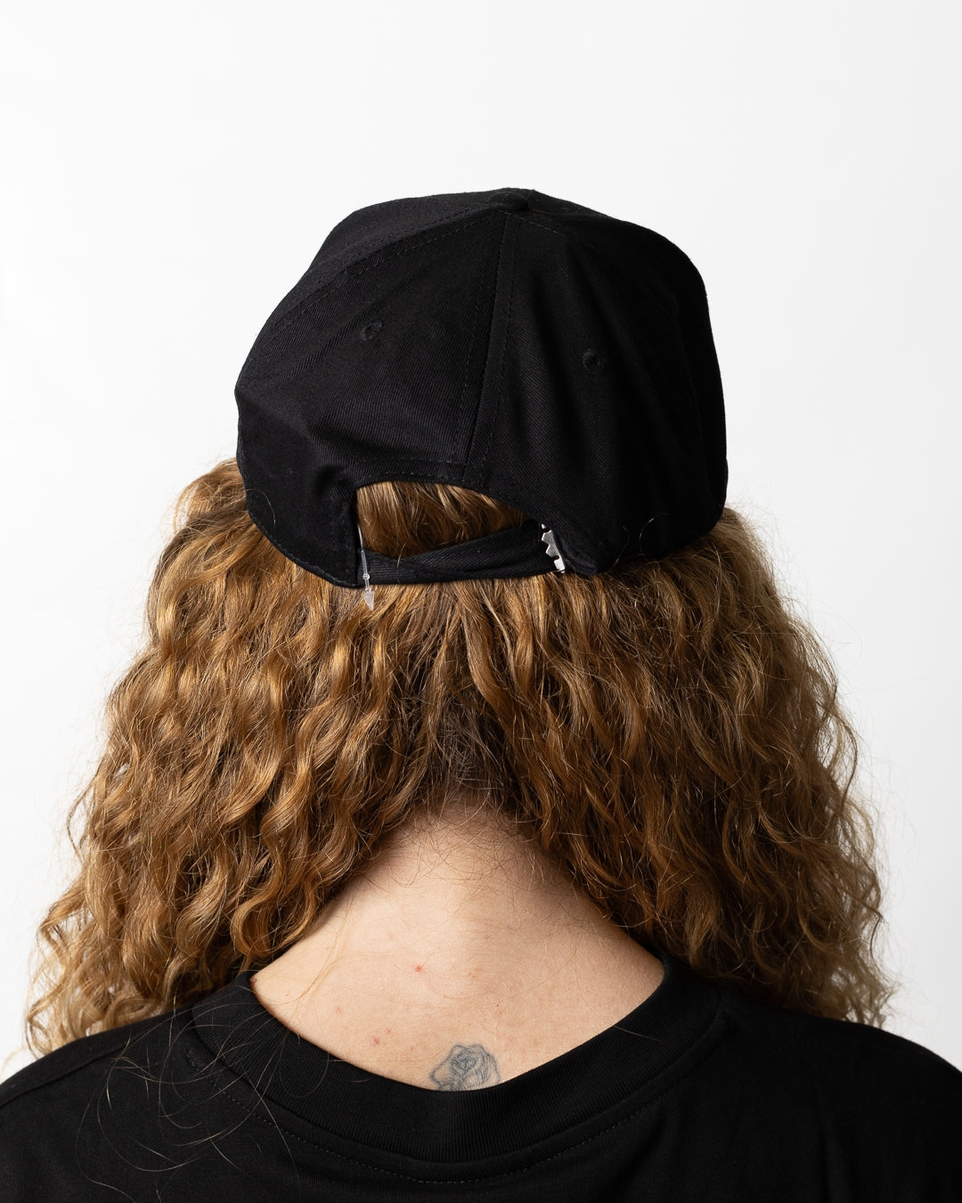 Cappello Comme des Fuckdown con visiera e ricamo