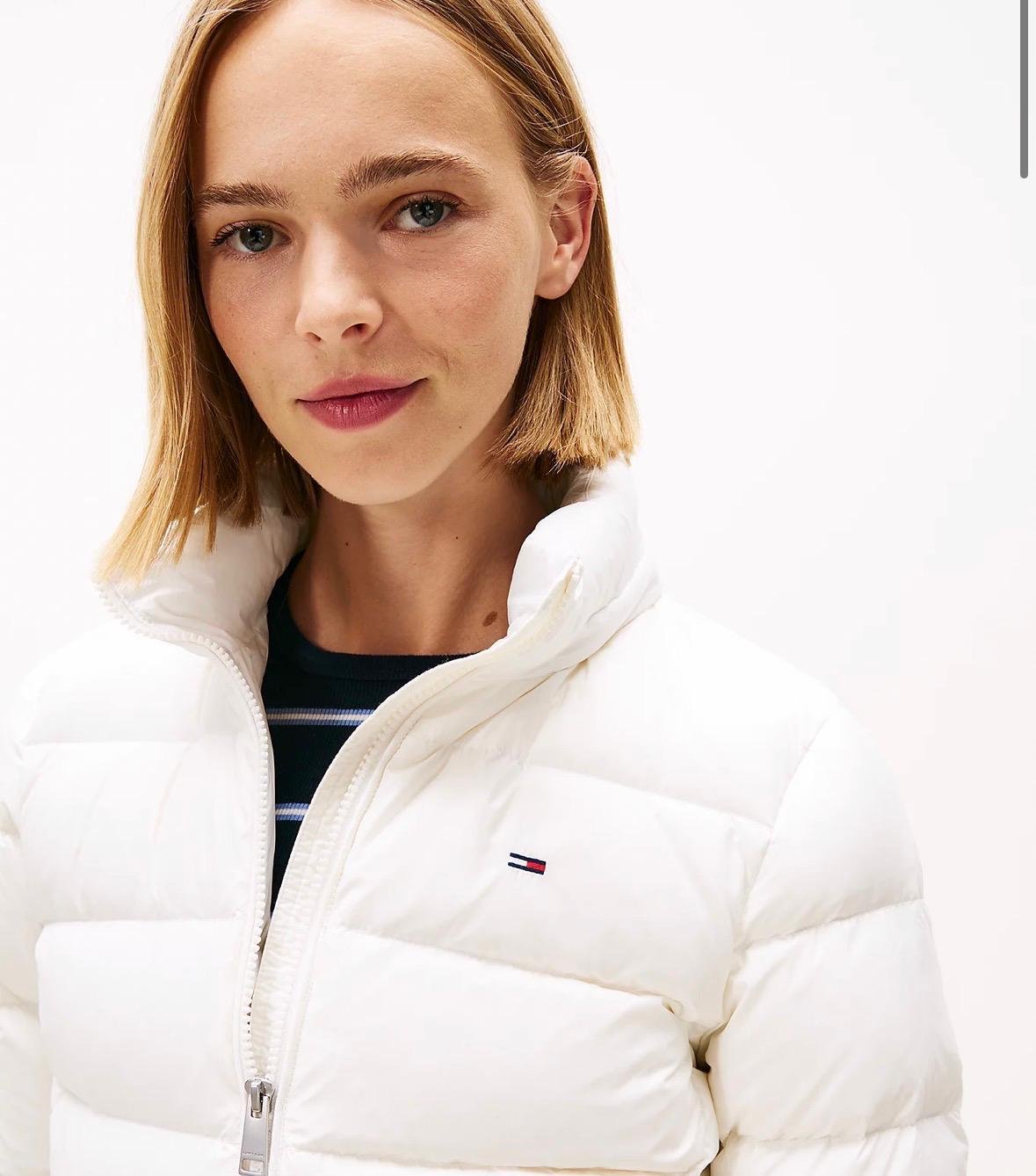 Giubbotto Tommy Jeans con ecopelliccia e cappuccio staccabile