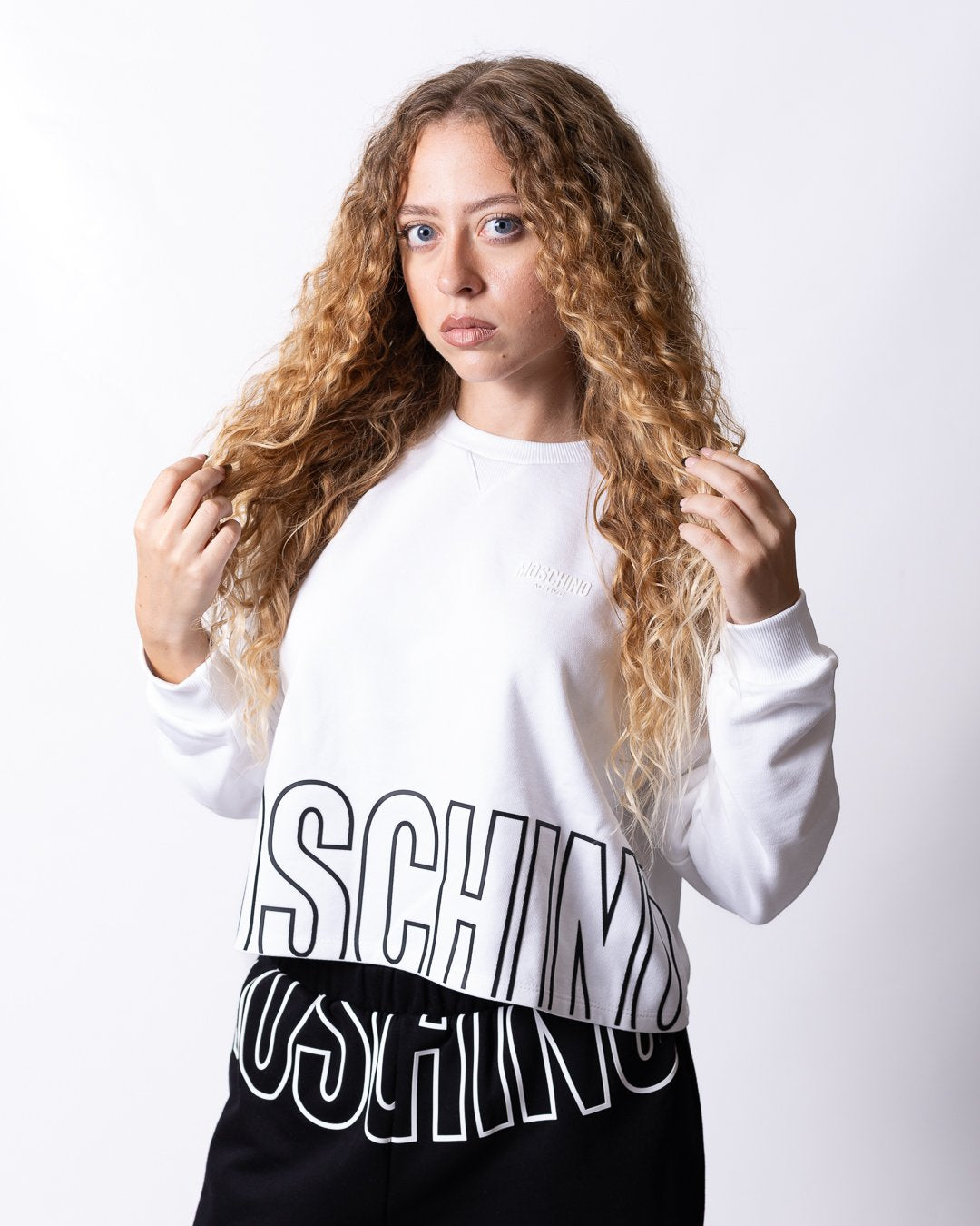 Felpa Moschino Active girocollo con grafica logo in rilievo sul fondo