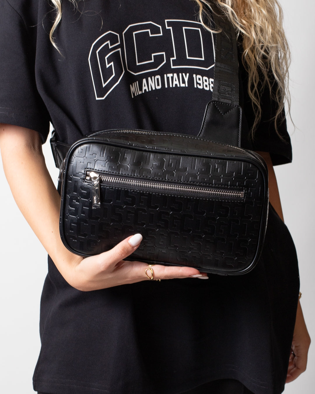 Tracolla GCDS in pelle con logo all-over
