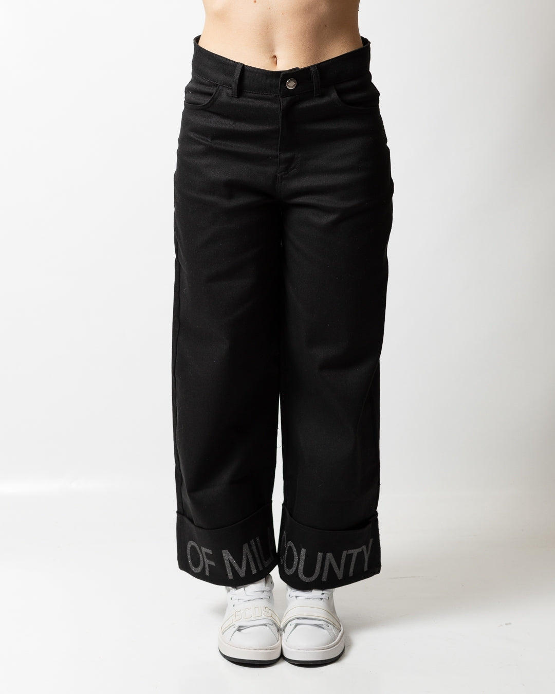 Pantalone Marcelo Burlon svasato con risvolto logato donna