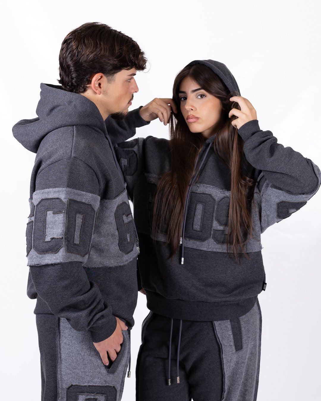 Felpa con cappuccio GCDS con maxi logo a contrasto 