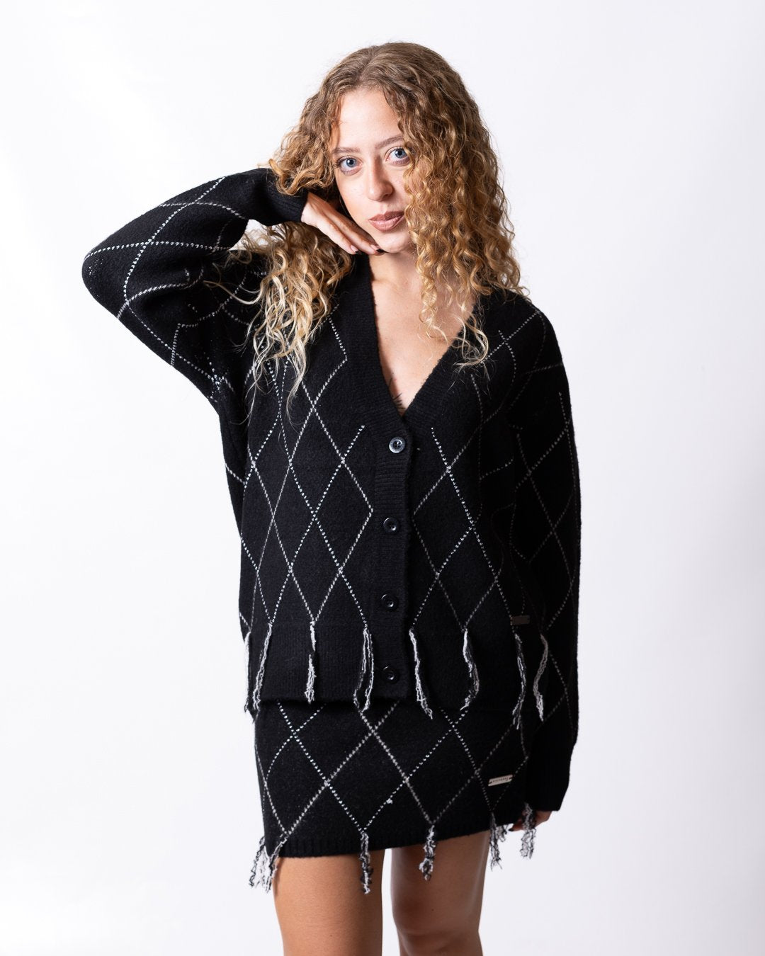 Cardigan Richmond X in maglia con rombi "argyle" e dettaglio sfilacciato sul fondo