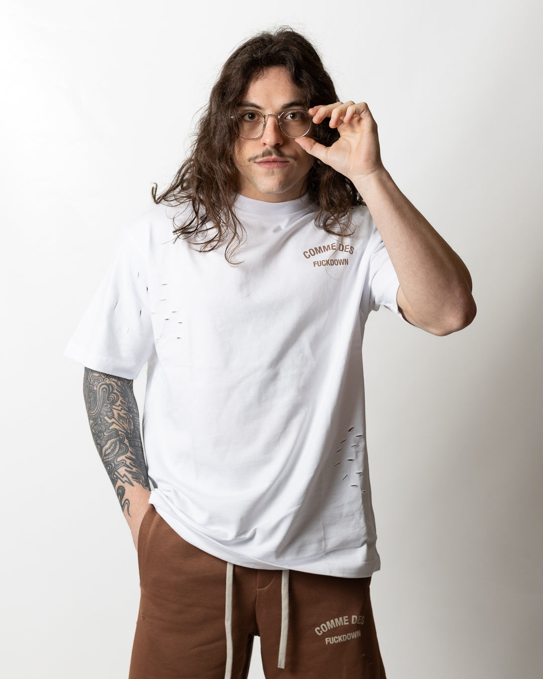 T-Shirt Comme des Fuckdown logata con tagli uomo