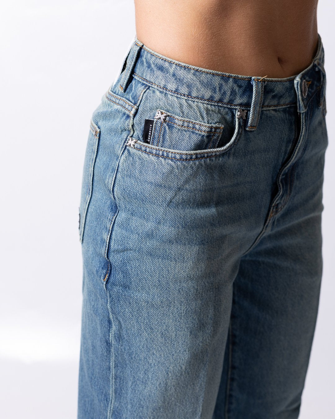 Jeans Richmond X loose fit con patch logata e ricami donna