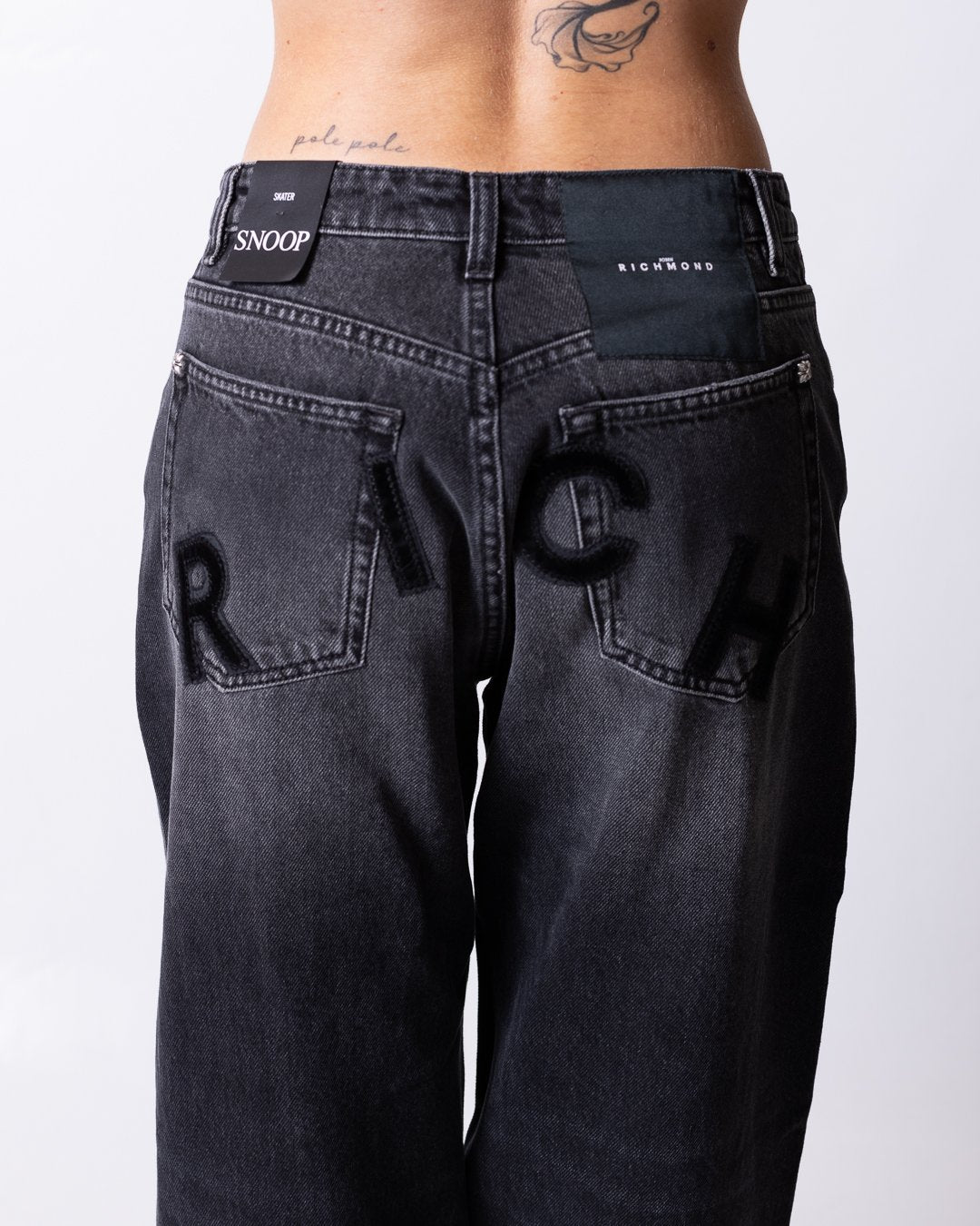 Jeans John Richmond con logo patch "Rich" in velluto