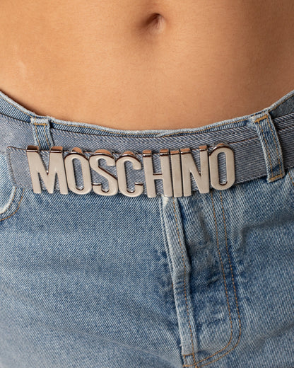 Cinta Moschino in denim con logo in metallo