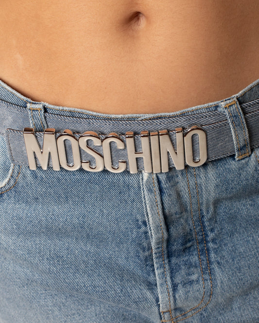 Cinta Moschino in denim con logo in metallo