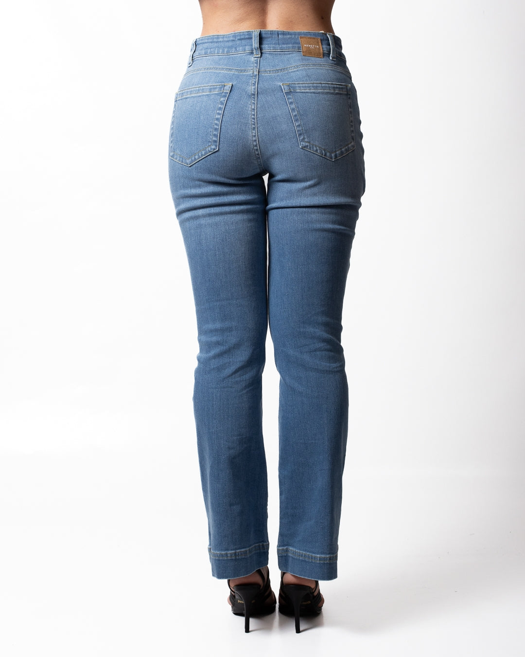 Jeans Nenette a trombetta con patch donna