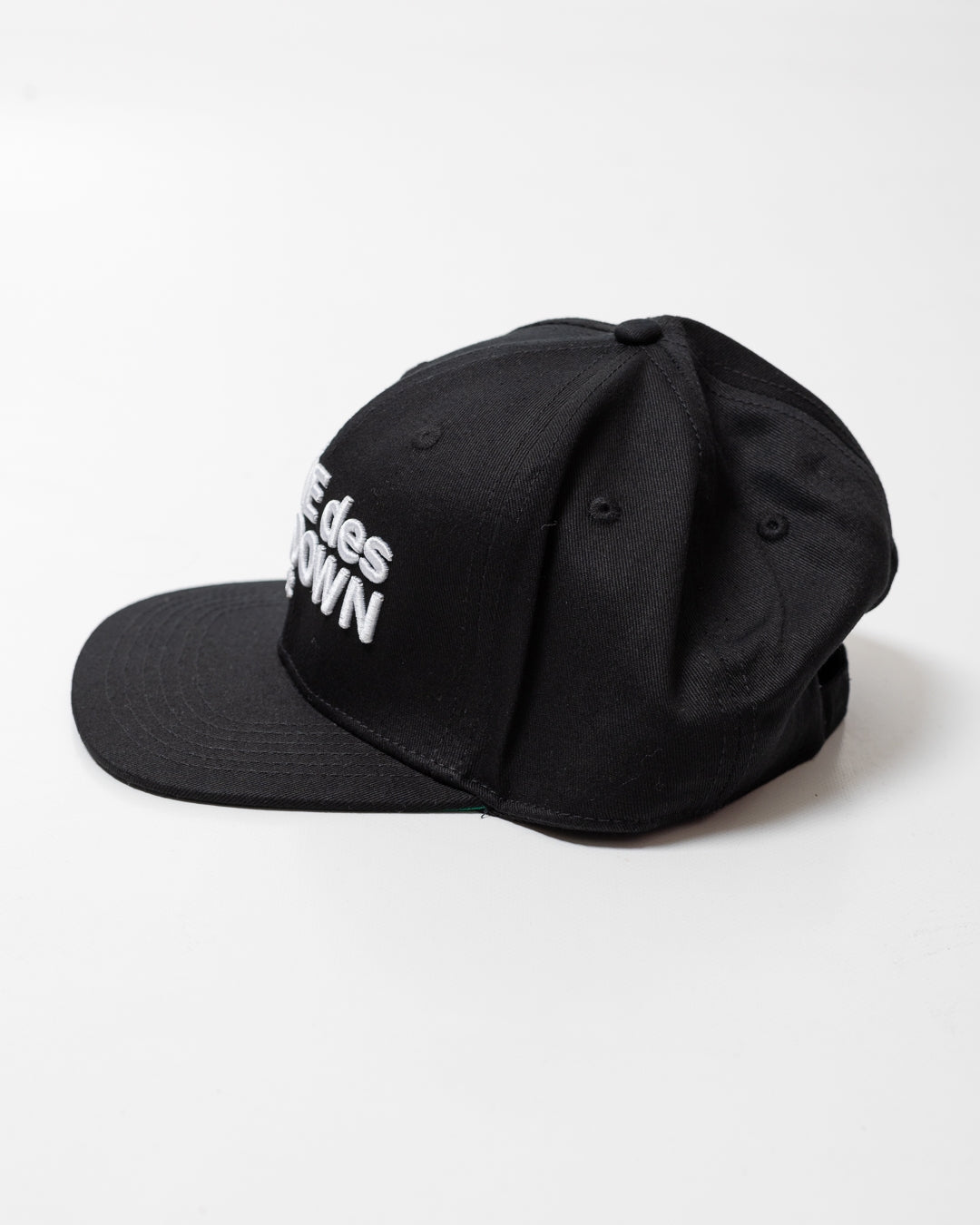 Cappello Comme des Fuckdown con visiera e ricamo