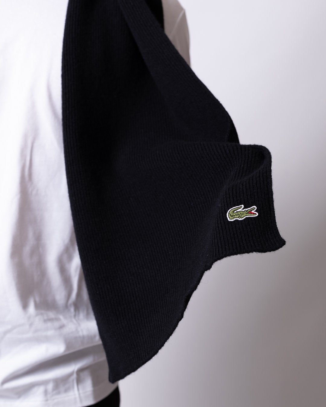 Sciarpa e cappello Lacoste in misto lana con costine