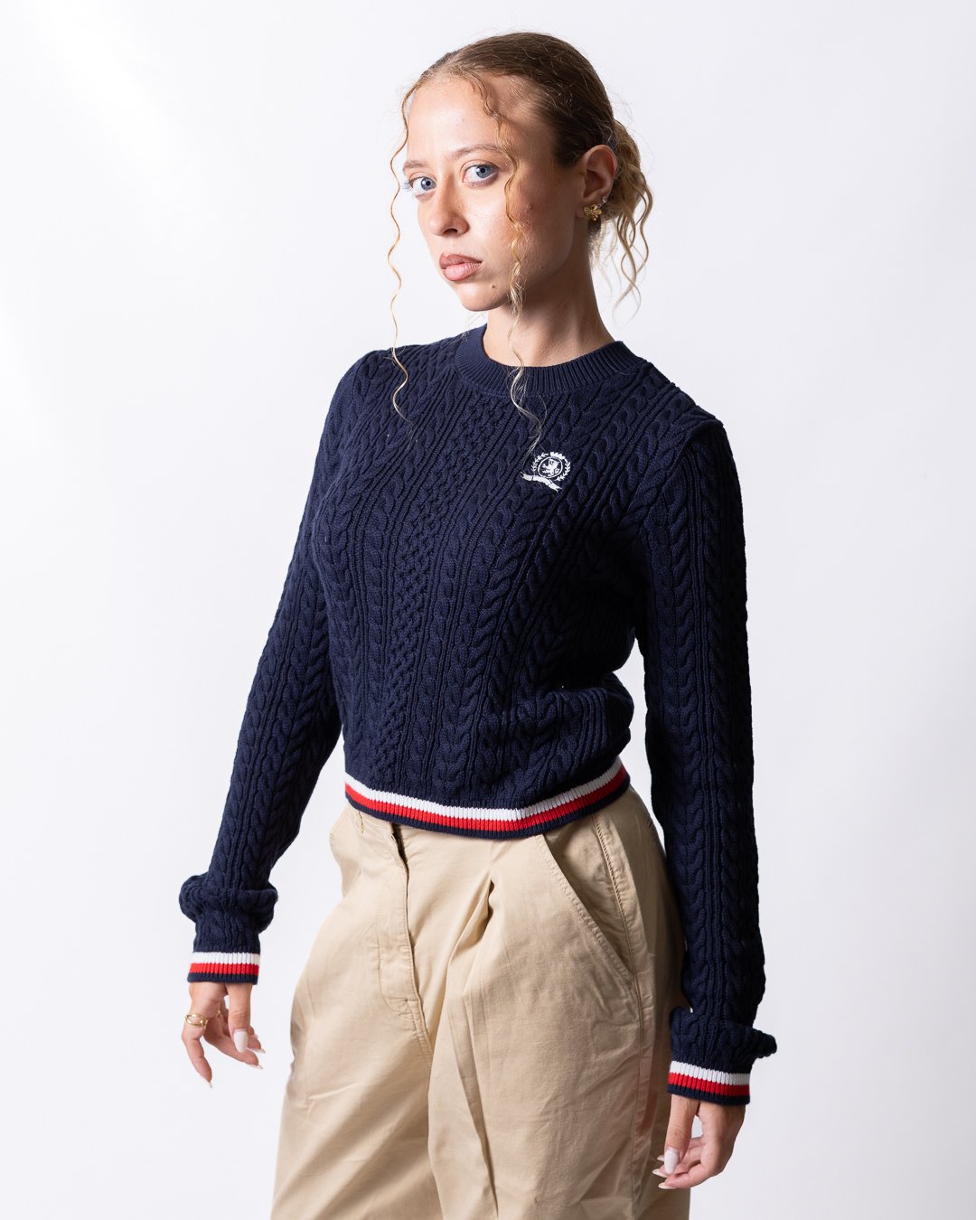 Maglia Tommy Jeans cropped ricamata con bordi a contrasto