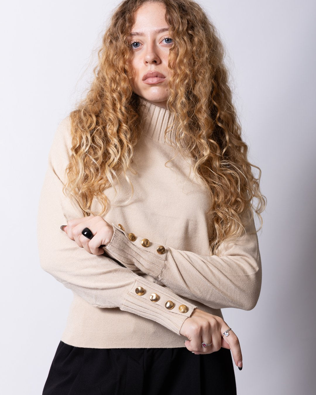 Maglia Nenette collo alto a costine e dettagli oro