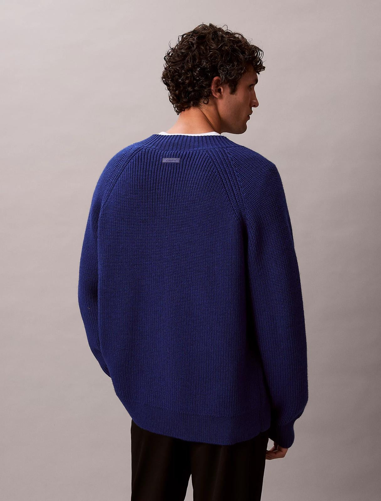Maglia Calvin Klein in misto lana con scollo a V uomo