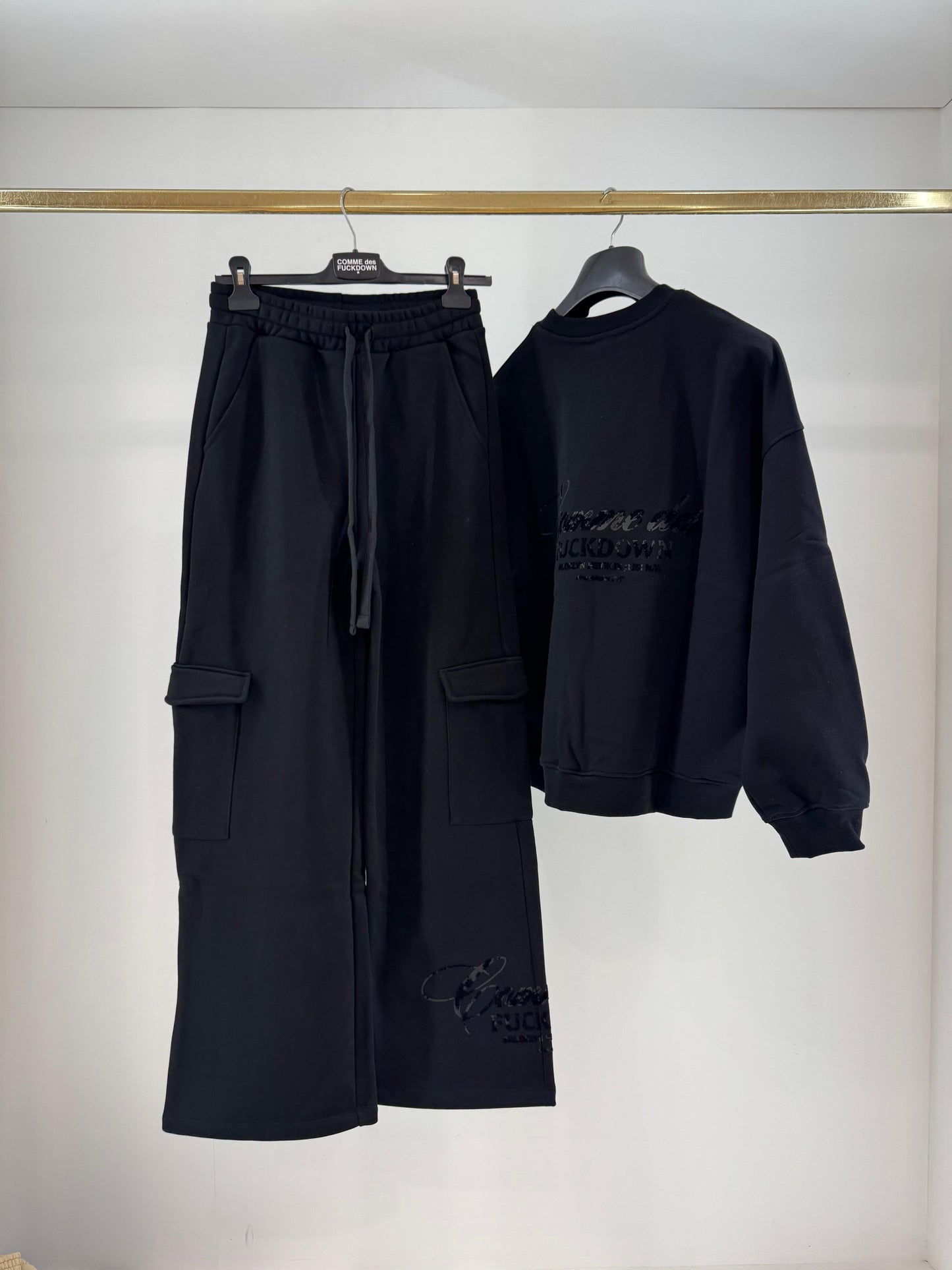 Pantalone Comme des Fuckdown cargo in felpa con stampa in rilievo donna