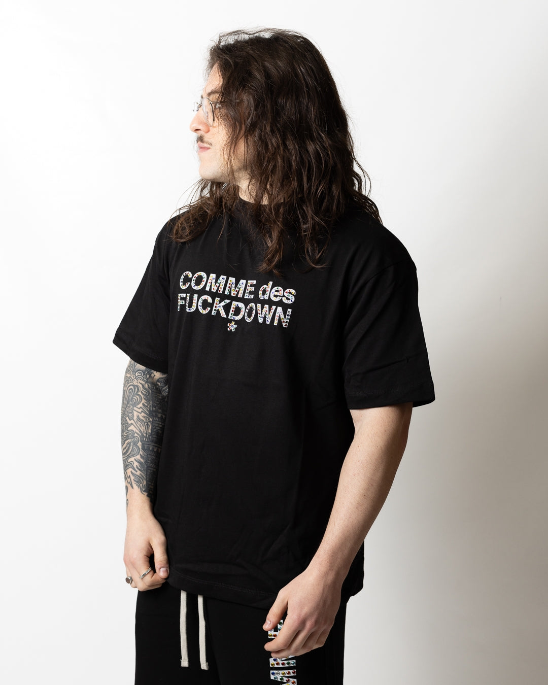 T-Shirt Comme des Fuckdown con borchie multicolor uomo