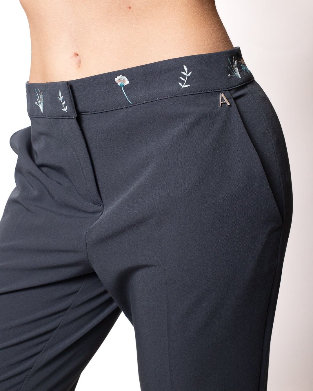 Pantalone Twinset Actitude con fiori ricamati donna