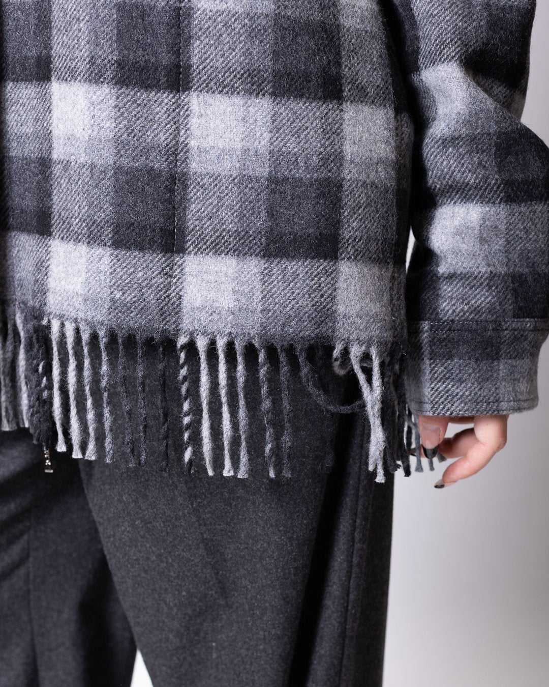 Giubbotto Iceberg in lana motivo tartan con frange e logo in metallo