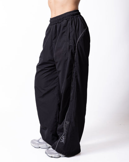 Pantalone Disclaimer con logo glitter e dettagli laminati