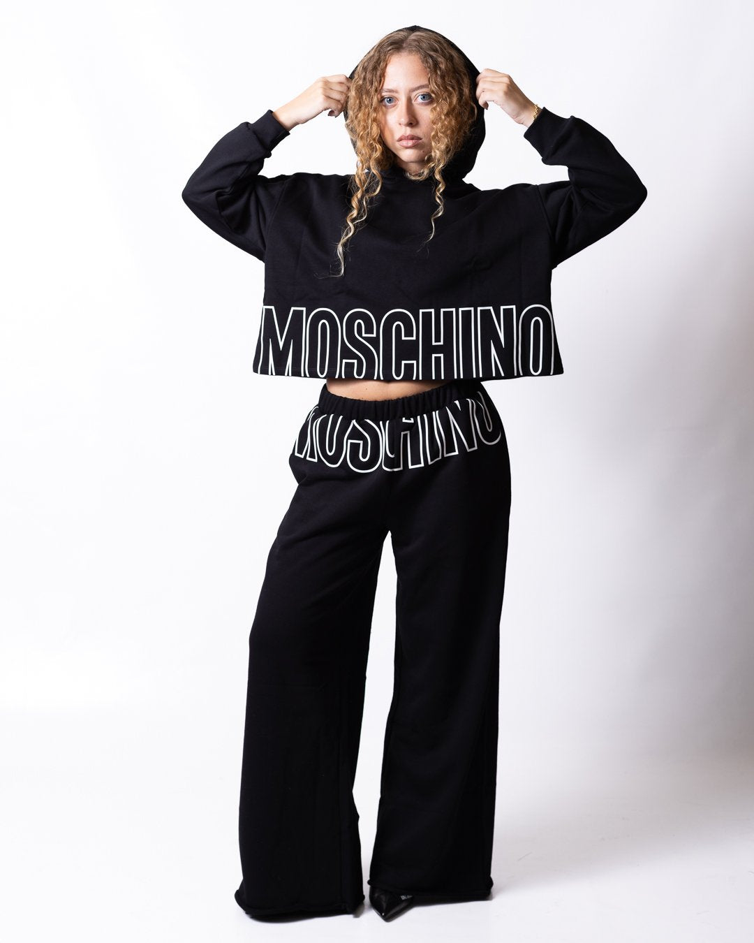 Felpa Moschino Active con cappuccio e grafica logo sul fondo
