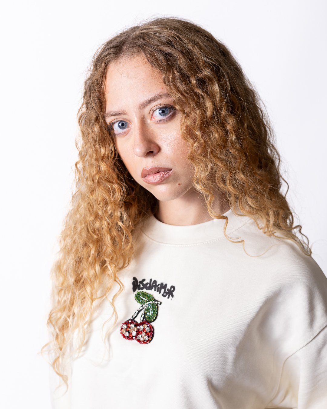 Felpa Disclaimer con logo stampato e patch decorativa di strass e perline