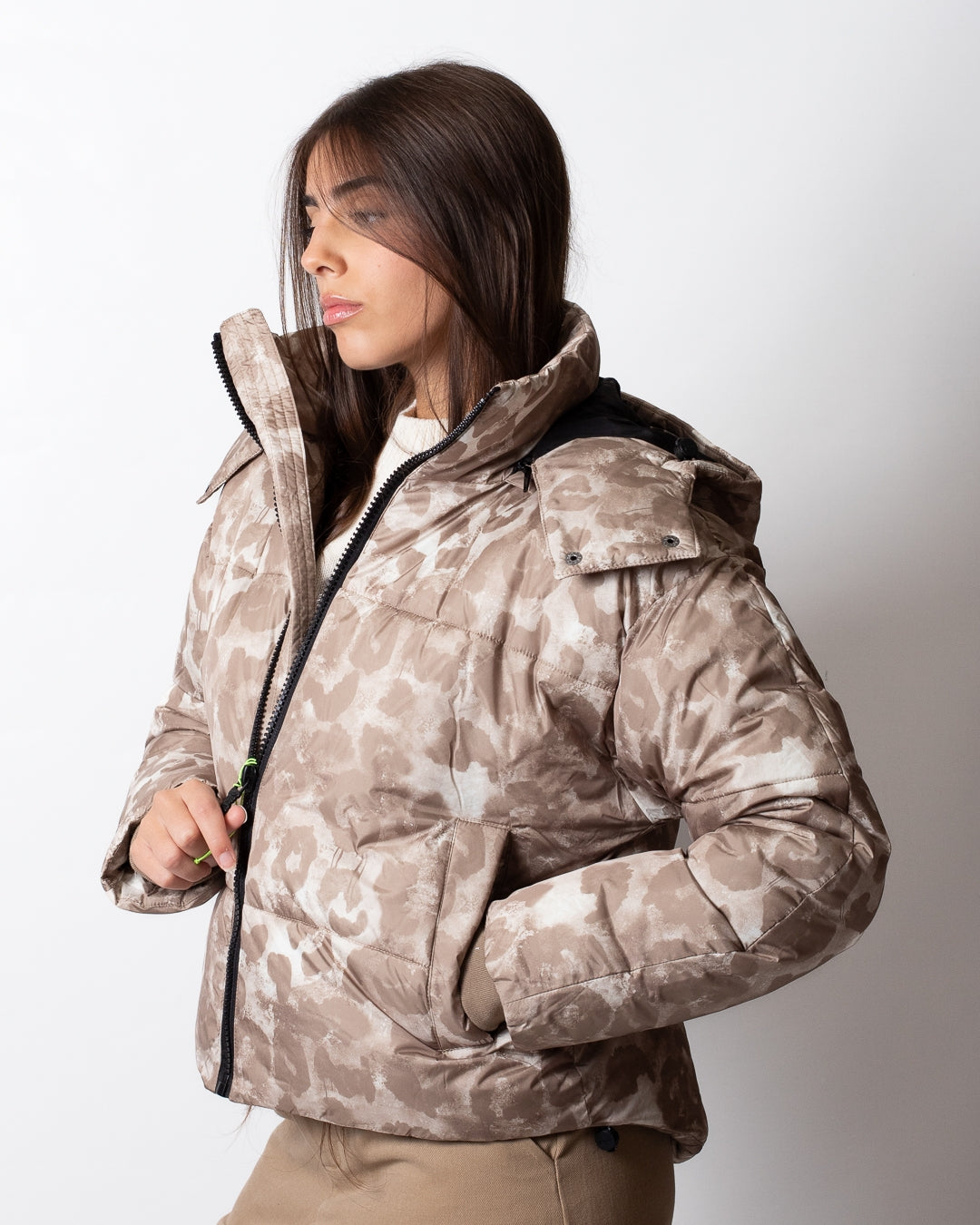 Piumino Disclaimer puffer maculato con cappuccio donna