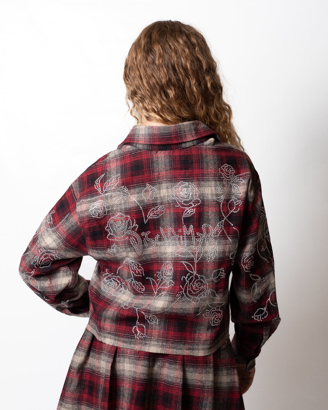 Camicia Disclaimer cropped in flanella con borchie donna