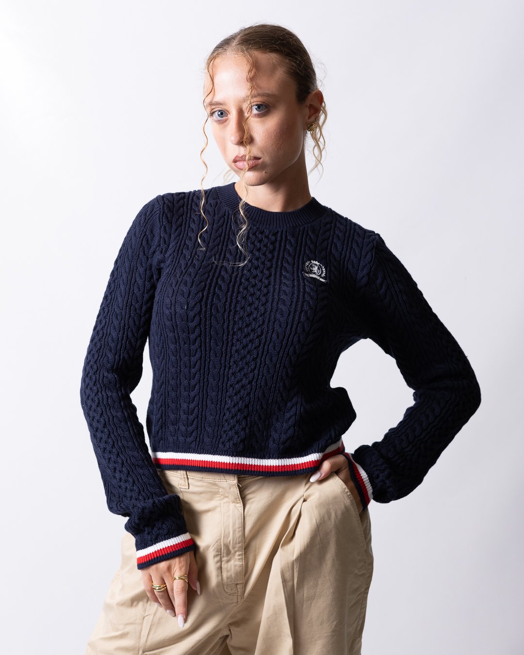 Maglia Tommy Jeans cropped ricamata con bordi a contrasto