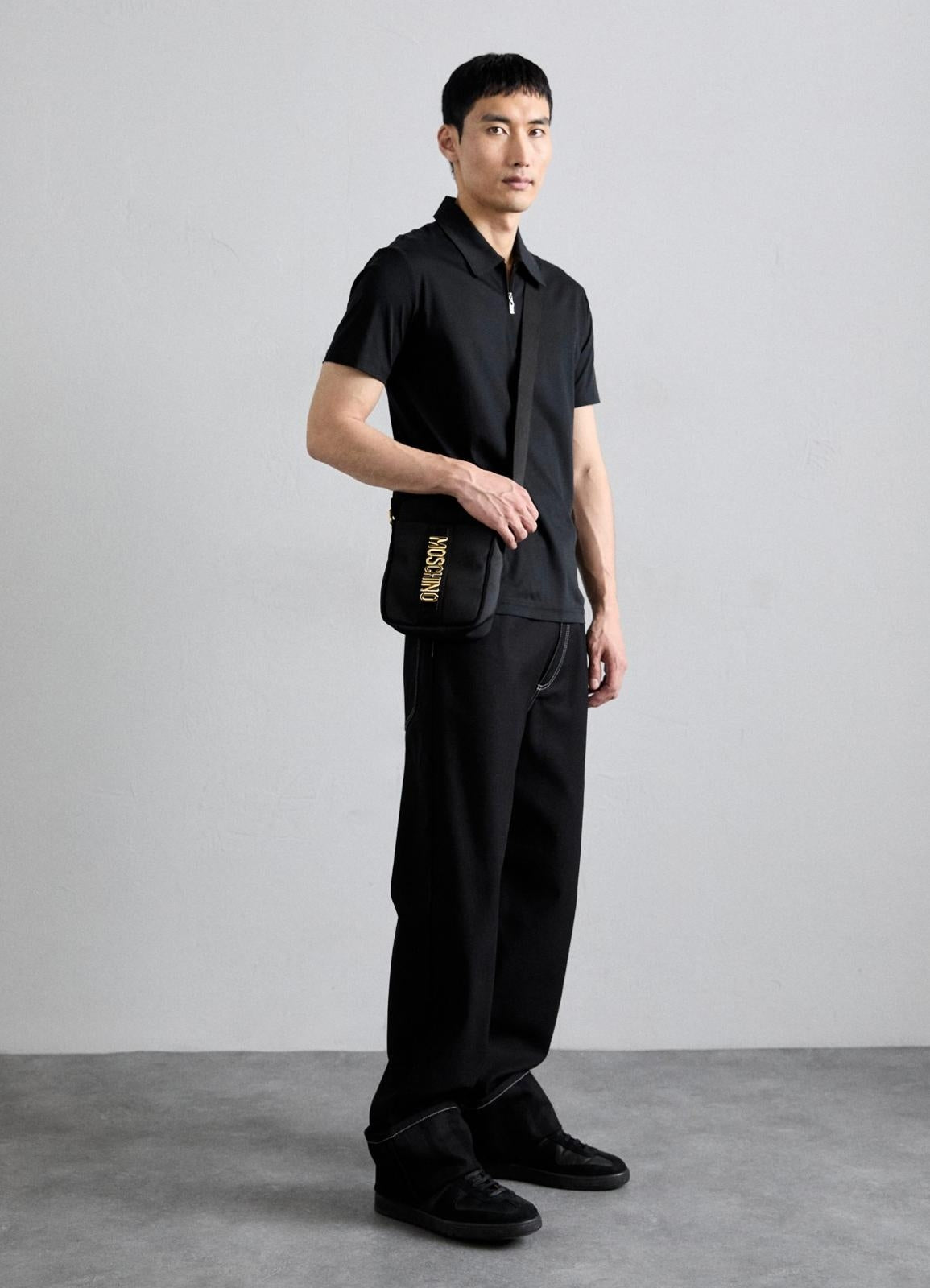 Tracolla Moschino in tessuto con placca in metallo uomo