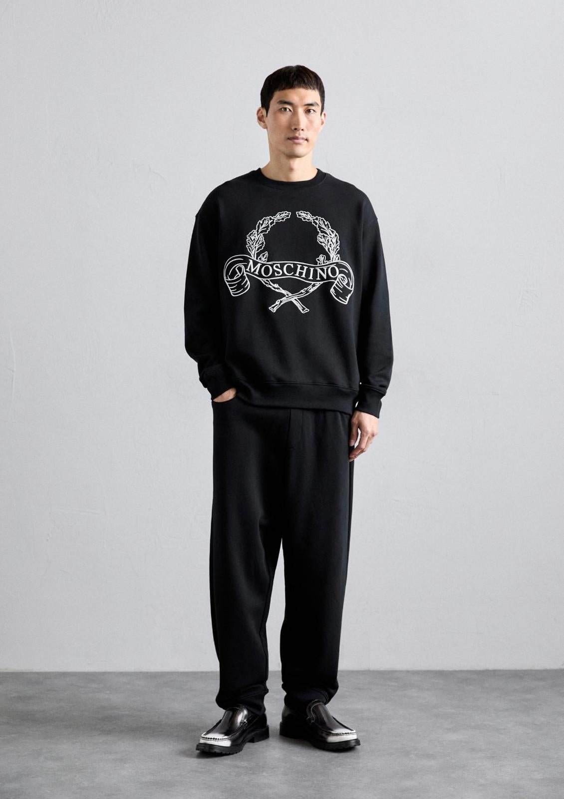 Felpa Moschino girocollo con ricamo logato "Laurel crown"