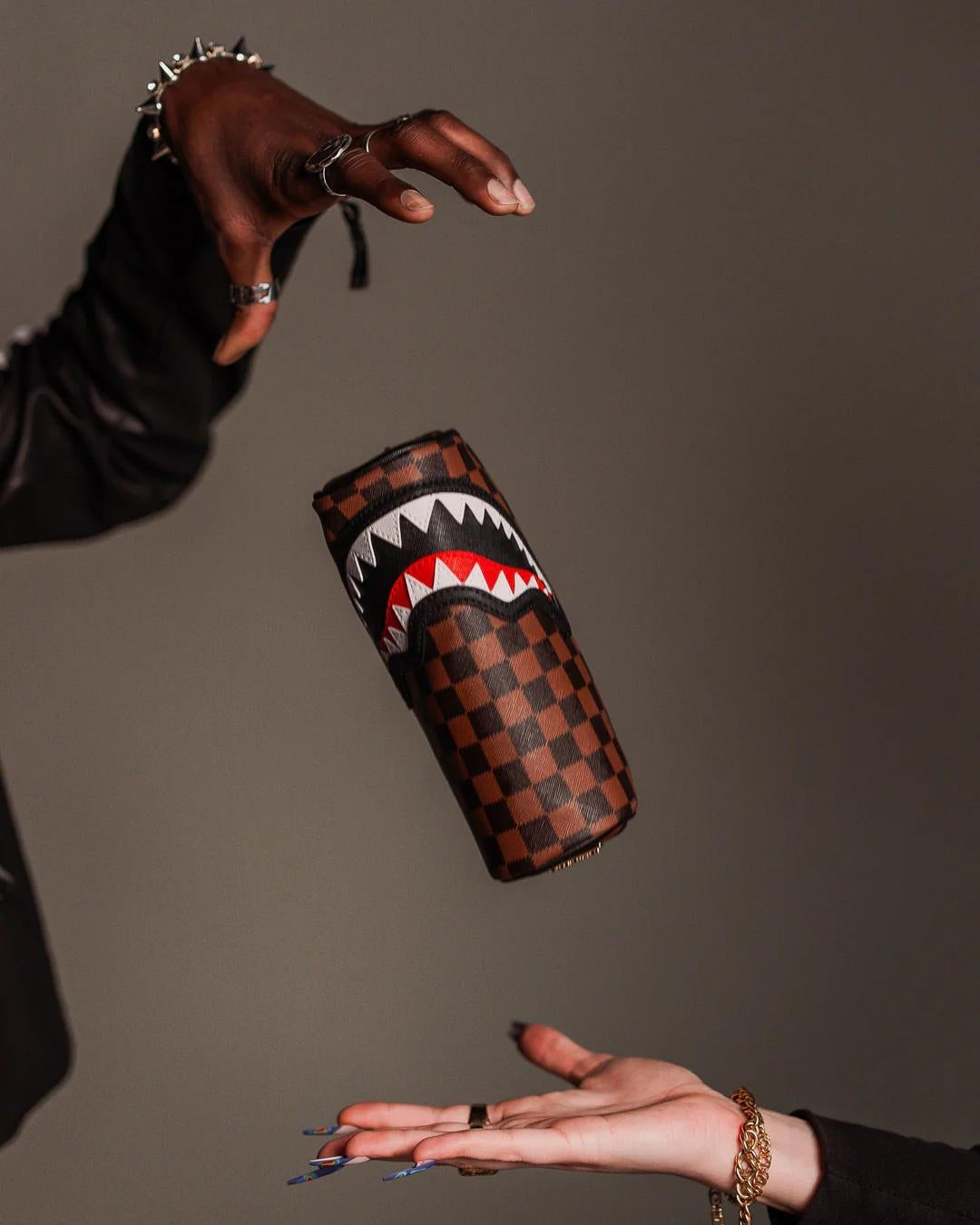 Pochette Sprayground marrone Sawtooth sharks in paris pencil pouch