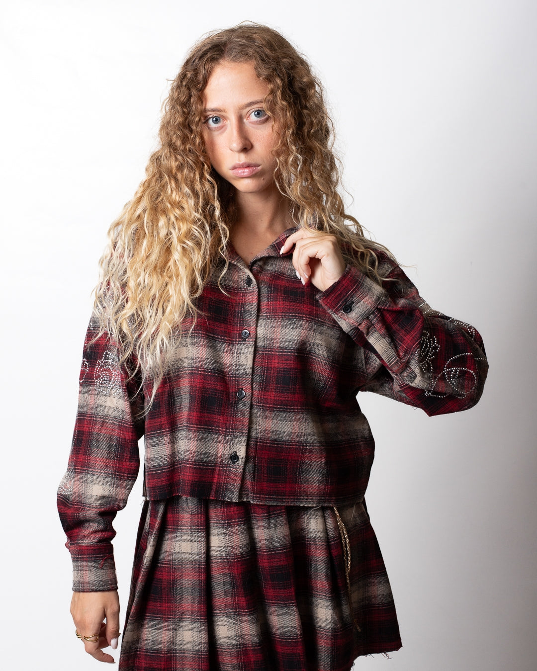 Camicia Disclaimer cropped in flanella con borchie donna