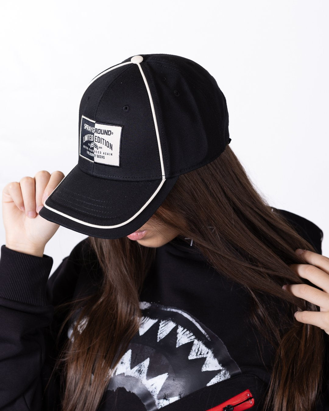 Cappello Sprayground con visiera e logo patch black and white