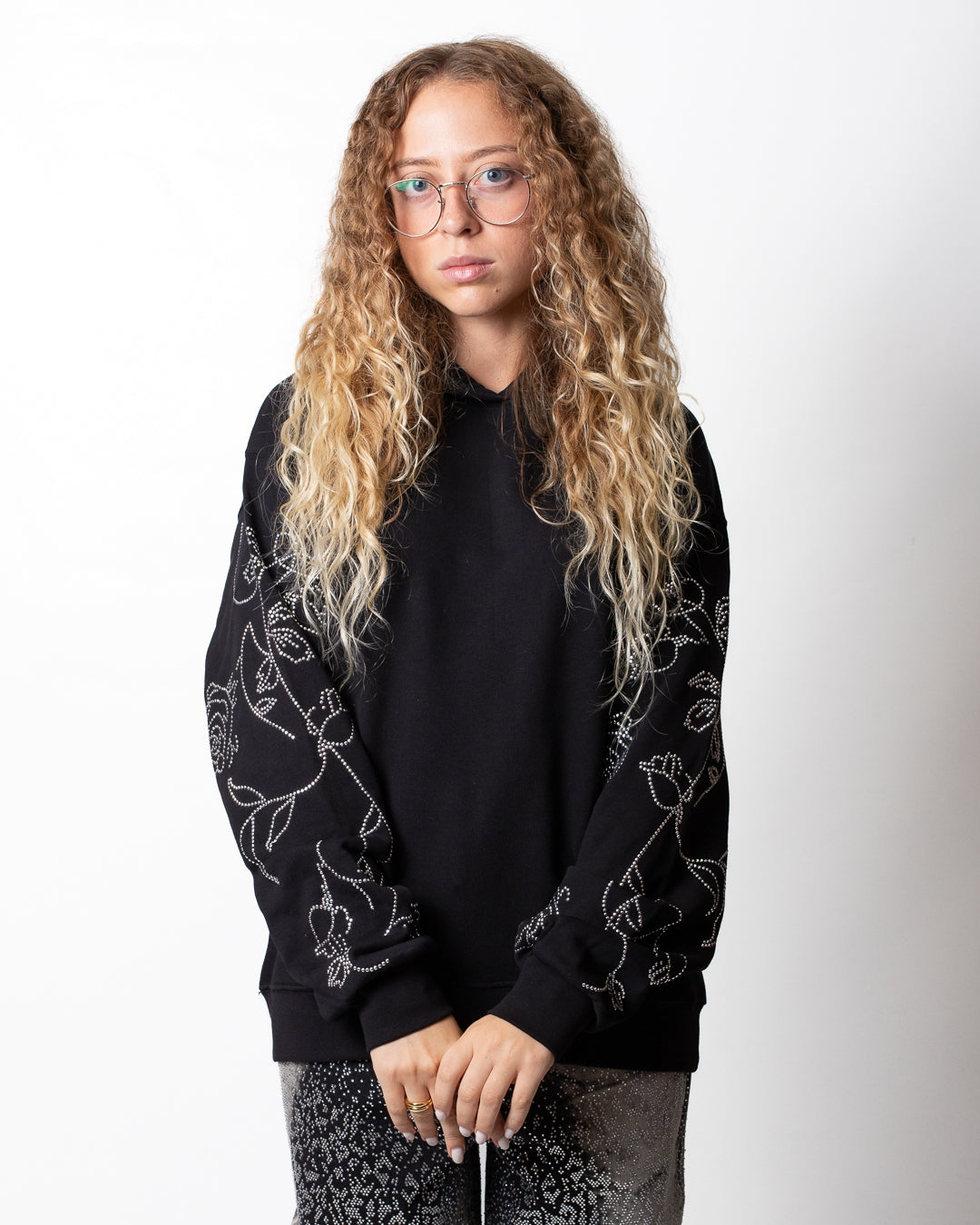 Felpa Disclaimer con cappuccio e borchie donna