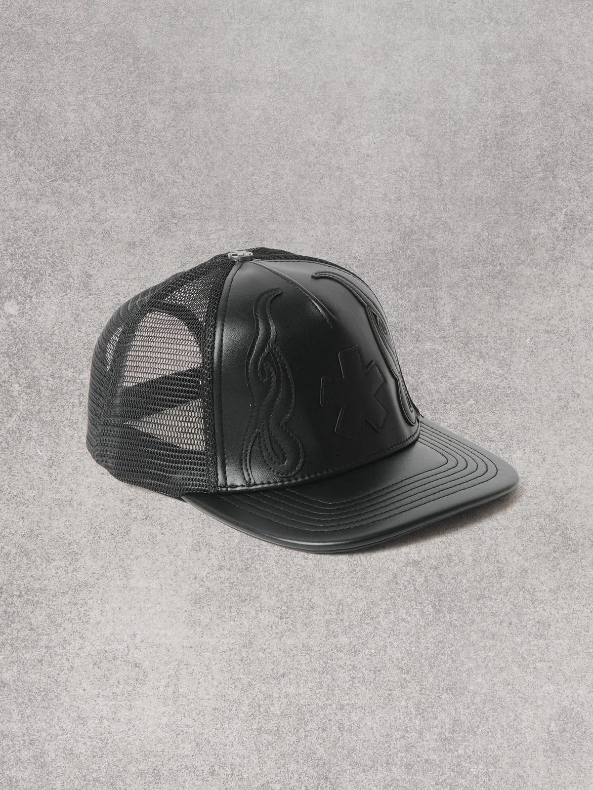 Cappello Comme des Fuckdown in pelle con decorazioni e logo in rilievo