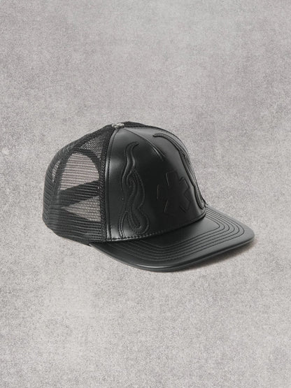 Cappello Comme des Fuckdown in pelle con decorazioni e logo in rilievo
