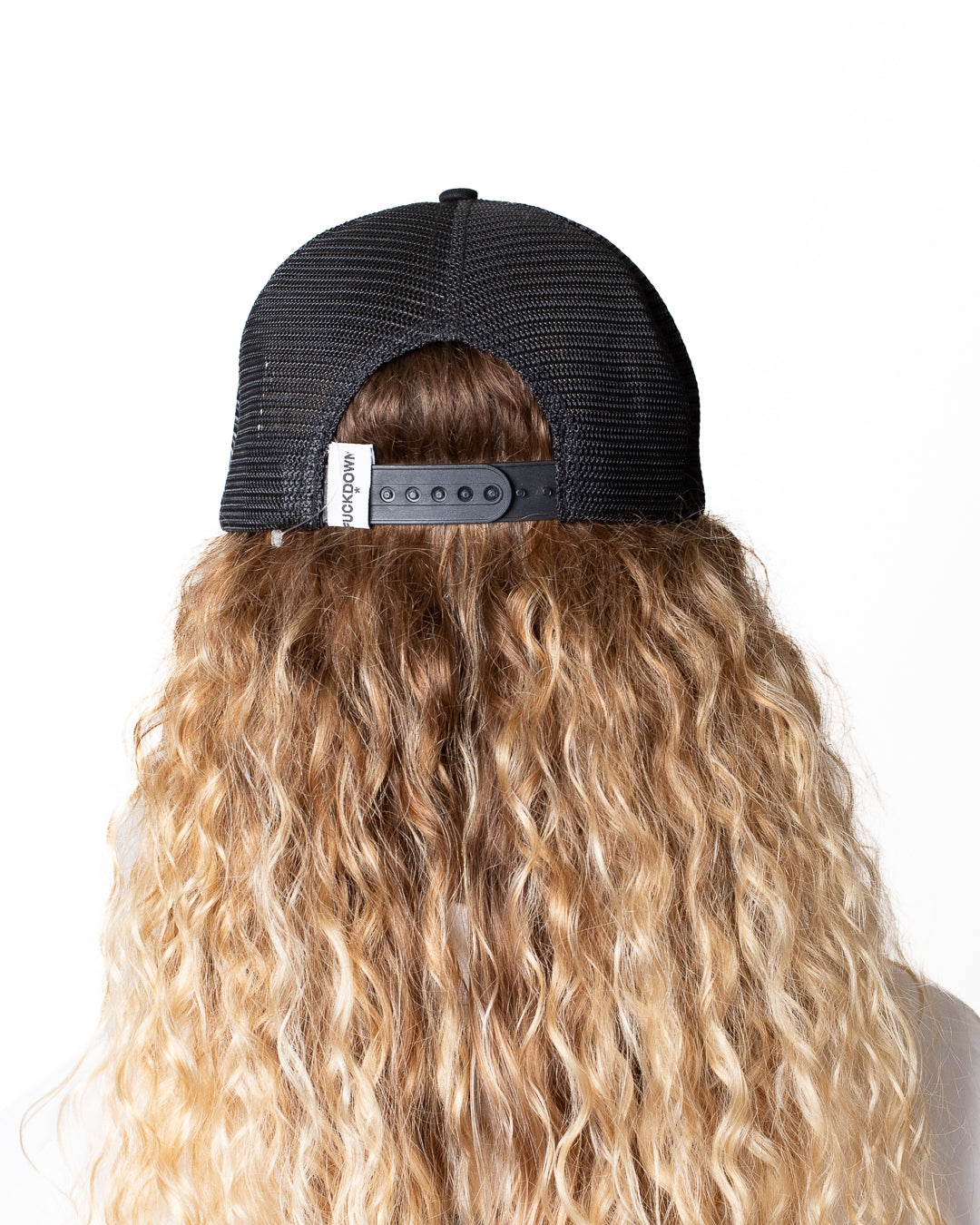 Cappello Comme des Fuckdown in rete con ricamo