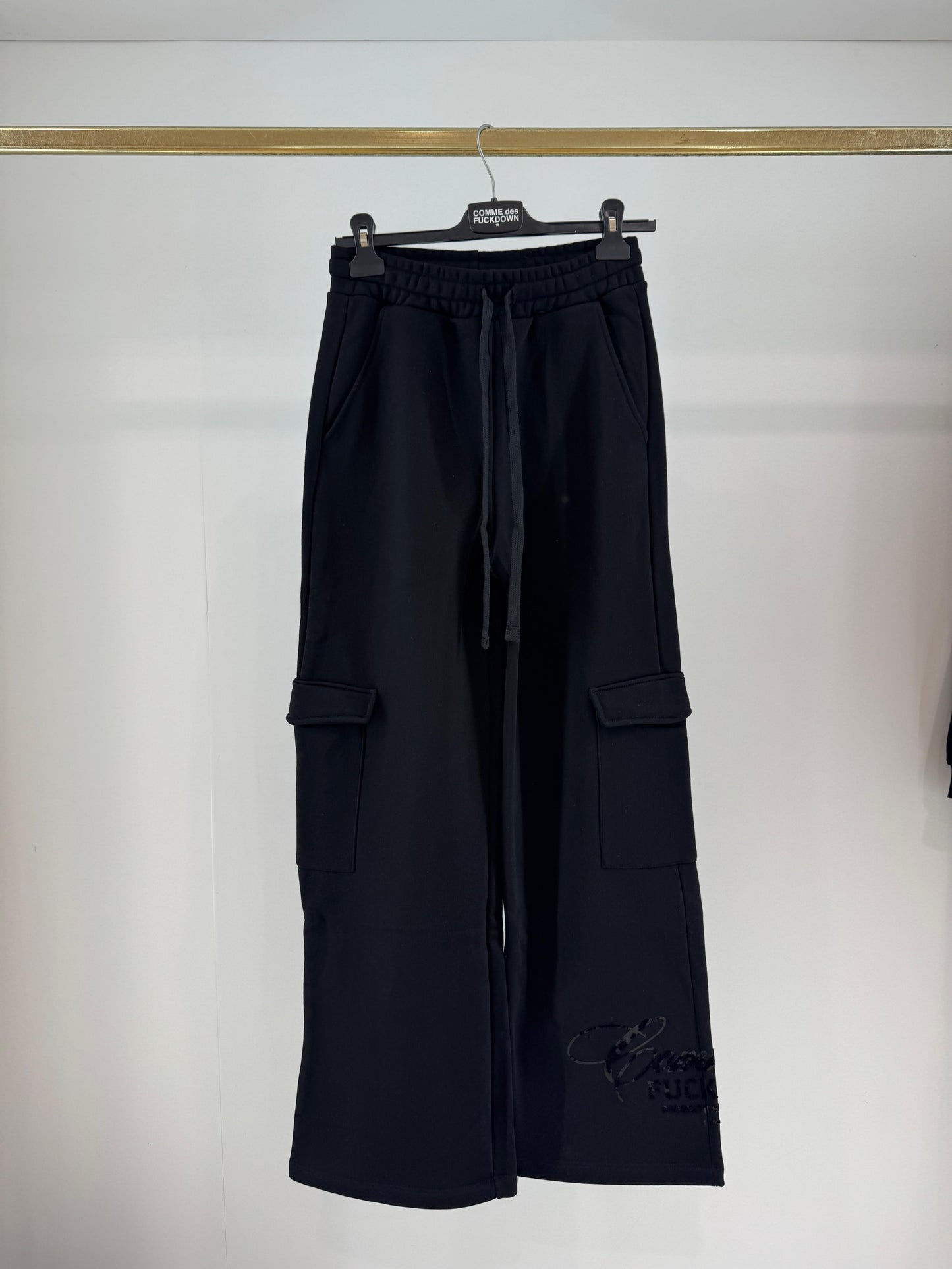 Pantalone Comme des Fuckdown cargo in felpa con stampa in rilievo donna