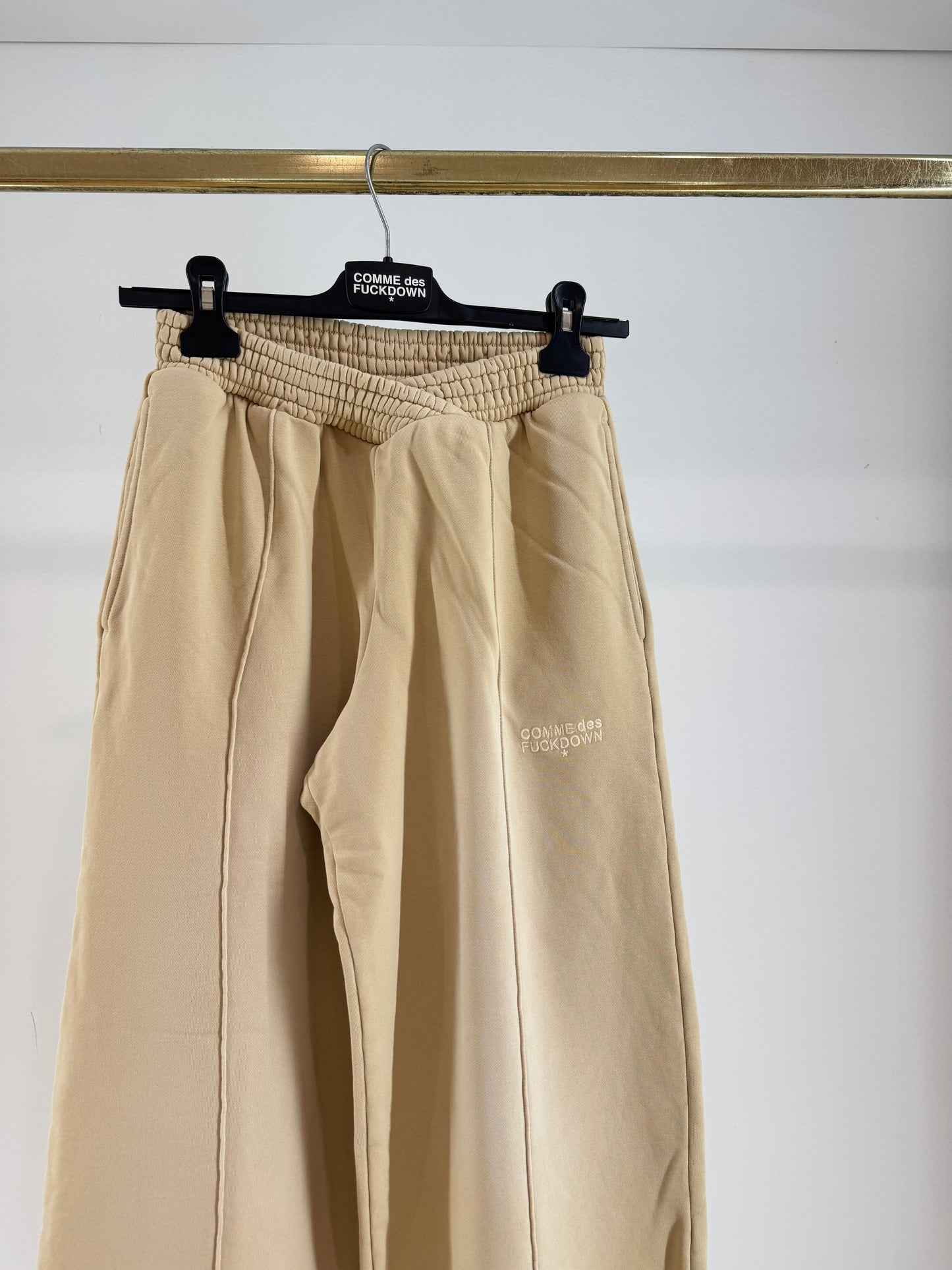 Pantalone Comme des Fuckdown in felpa con nervature e ricamo donna
