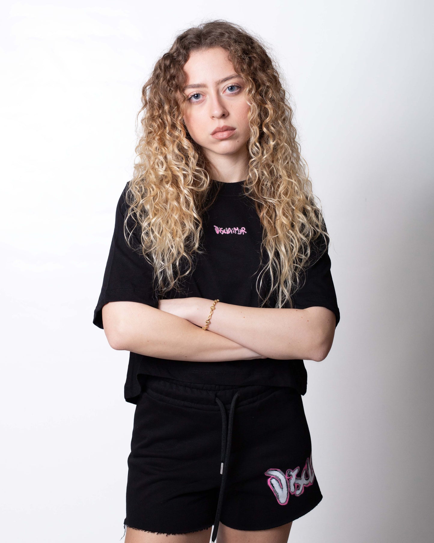 T-Shirt Disclaimer cropped con stampa e logo glitter donna