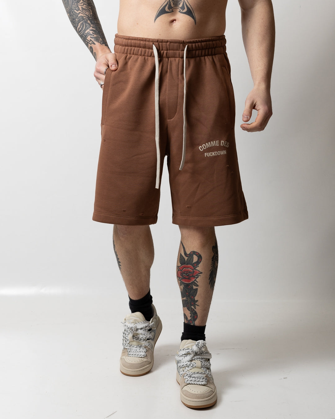 Bermuda Comme des Fuckdown in felpa con tagli e logo uomo