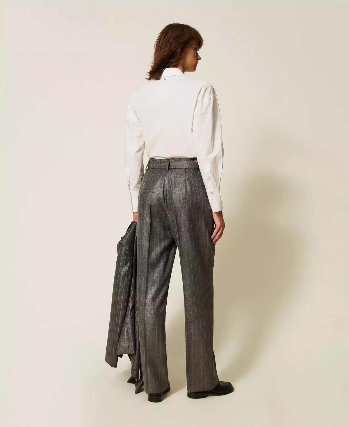 Pantalone Twinset Actitude gessato con finitura laminata e applicazioni decorative